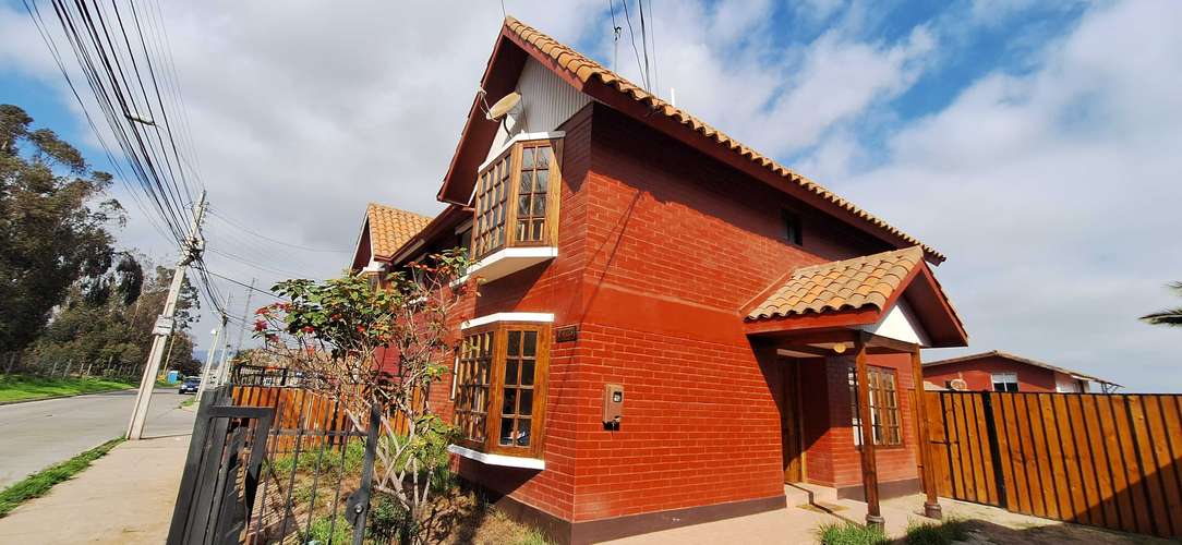 Vende Casa en Barrio Universitario 4D, 3B. (38484)