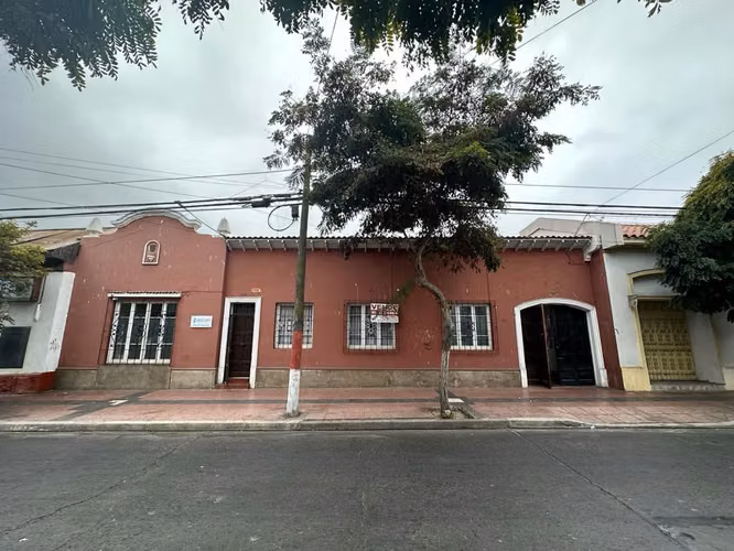 CASA calle Brasil entre Balmaceda y Los Carrera