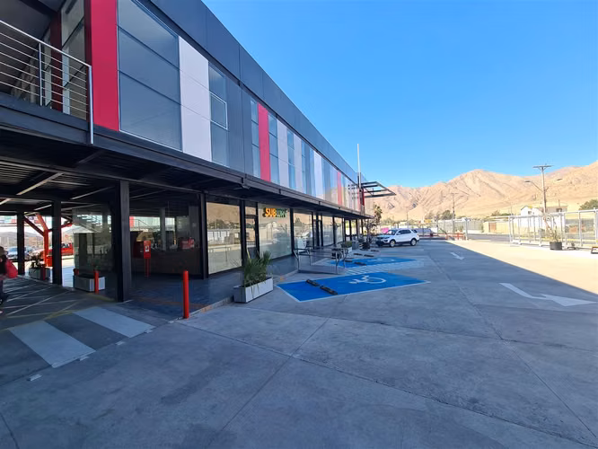 LOCAL COMERCIAL Locales comerciales y modulos en arriendo en Strip Center Portal La Chimba.