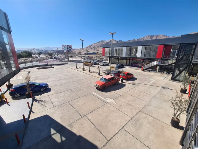 LOCAL COMERCIAL Locales comerciales y modulos en arriendo en Strip Center Portal La Chimba.