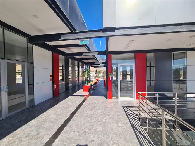 LOCAL COMERCIAL Locales comerciales y modulos en arriendo en Strip Center Portal La Chimba.