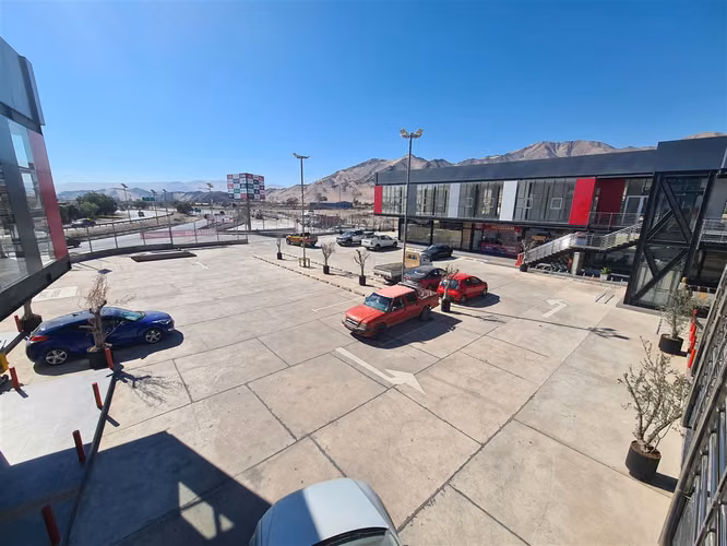 LOCAL COMERCIAL Locales comerciales y modulos en arriendo en Strip Center Portal La Chimba.