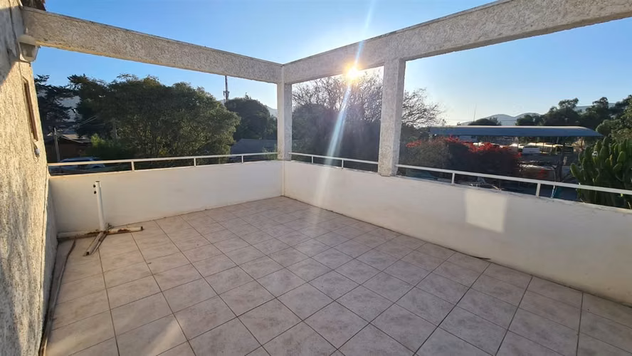 CASA Amplia Casa en venta en calle San Roman, a pasos de Parque Schneider.