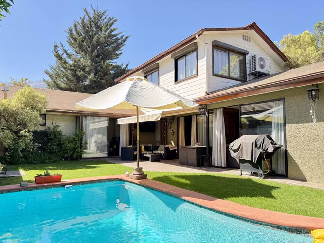 Casa En Venta, Gran Sitio En La Reina