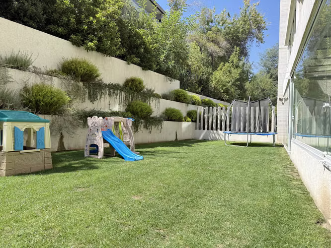 Departamento Jardín y zócalo, De 4 Dorm. En Lo Barnechea - Imagen 19
