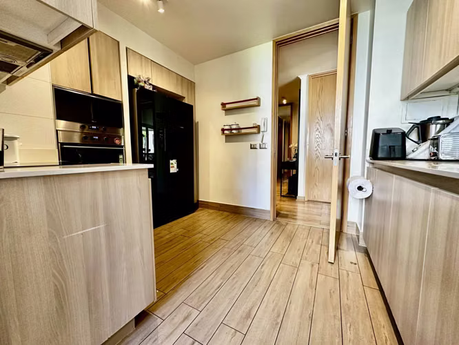 Departamento Jardín y zócalo, De 4 Dorm. En Lo Barnechea - Imagen 8