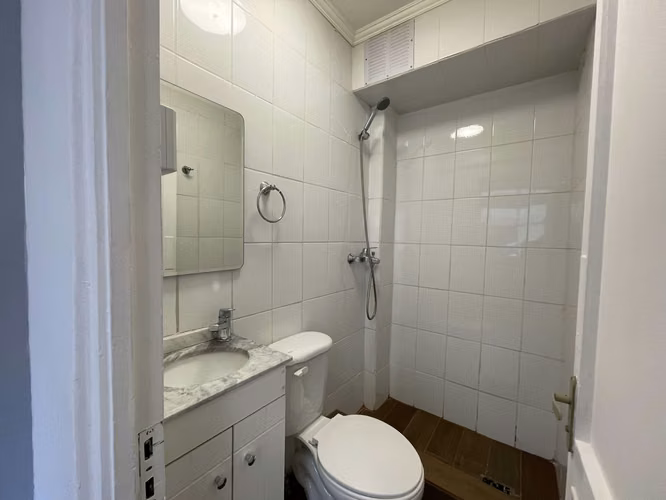 Studio / Oficina de 16 metros cuadrados, con 1 privado y 1 baño completo, cocina eléctrica y termo eléctrico.