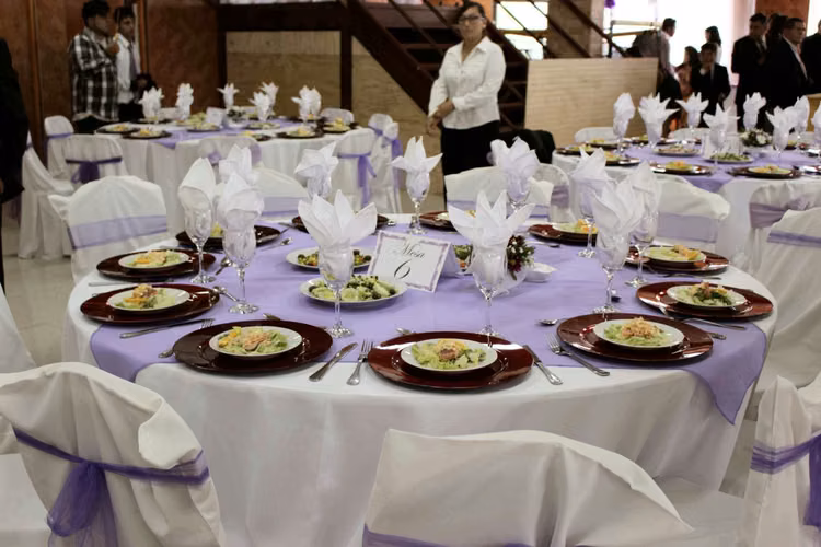 ARRIENDO SALON DE EVENTOS EQUIPADO FUNCIONANDO CON PATENTE