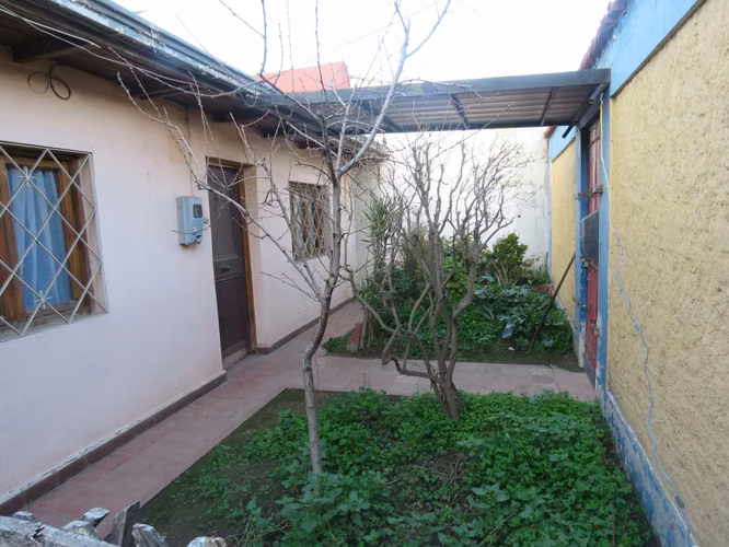 2 Casas En Terreno Grande + Depto. Interior