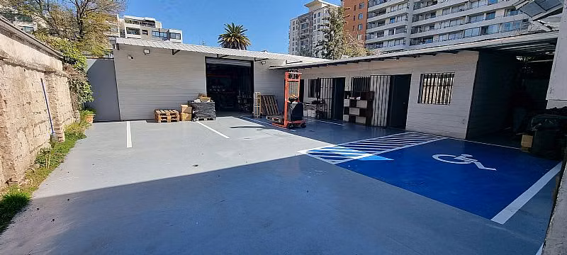 GRAN CASA COMERCIAL 6 OFICINAS, 3 BAÑOS, BODEGAS,