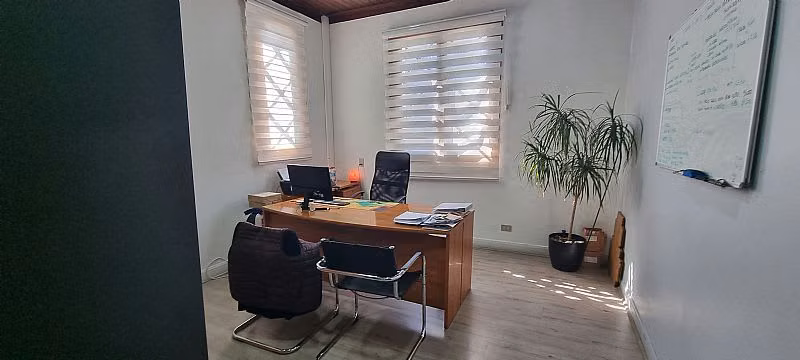 GRAN CASA COMERCIAL 6 OFICINAS, 3 BAÑOS, BODEGAS,