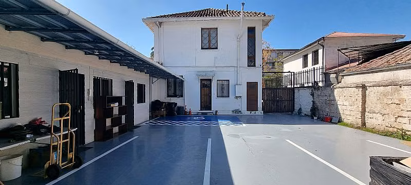 GRAN CASA COMERCIAL 6 OFICINAS, 3 BAÑOS, BODEGAS,