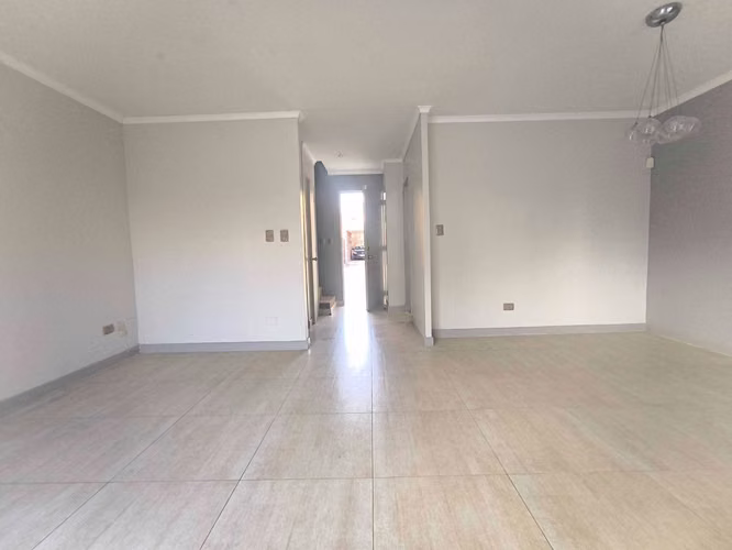 Moderna casa iluminada 3D+3B+3E Chicauma (45310)