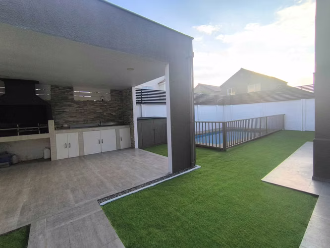 Moderna casa iluminada 3D+3B+3E Chicauma (45310)