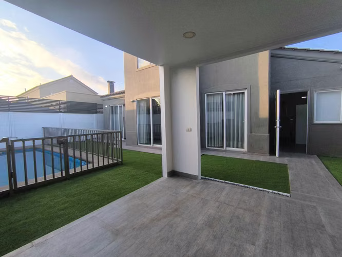 Moderna casa iluminada 3D+3B+3E Chicauma (45310)