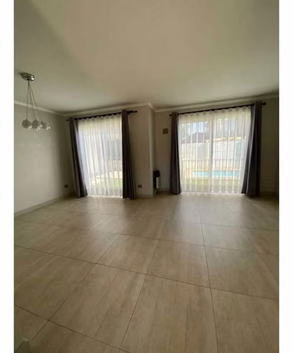 Moderna casa iluminada 3D+3B+3E Chicauma (45310)