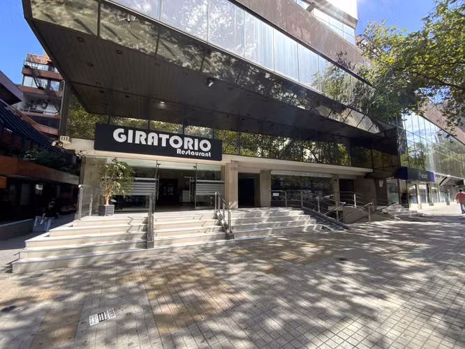 Esquina Ricardo Lyon en Edificio Giratorio