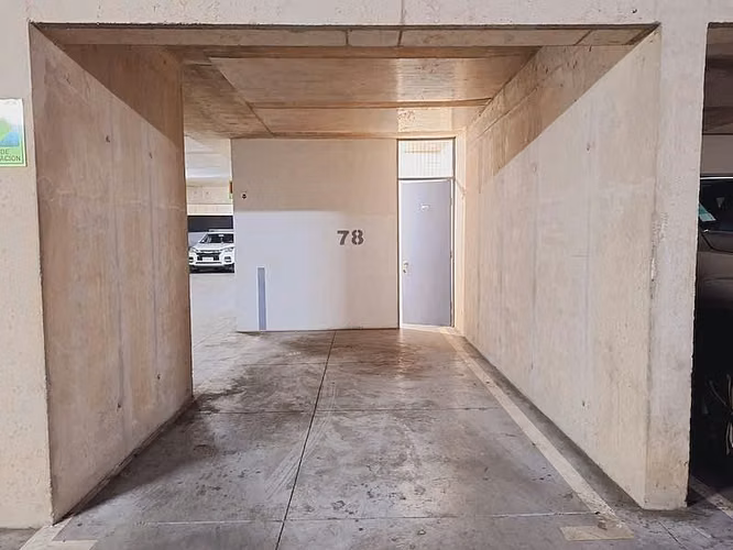 VARGAS BUSTON / COLEGIO TOMÁS MORO/ ESTACIONAMIENTO Y BODEGA