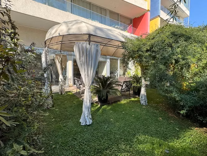 Hermoso Departamento Con Jardín Privado En Las Condes