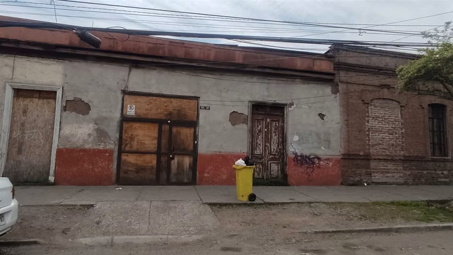 CASA Av Recoleta / Los Robles