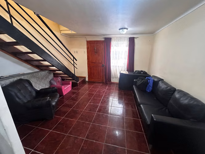 Casa 2 pisos, 2 Dorm, 1 baño, Pje Cerrado (51066)
