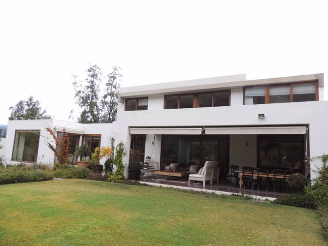Casa frente colegio Craighouse (31170)
