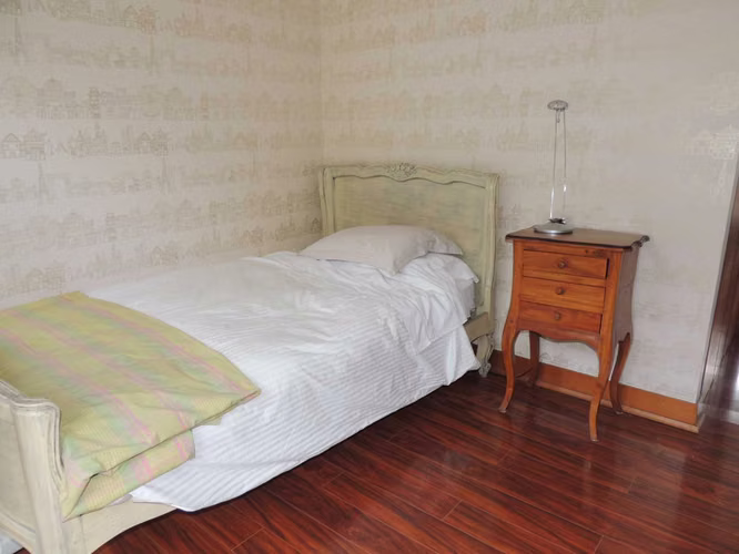 Casa frente colegio Craighouse (31170)