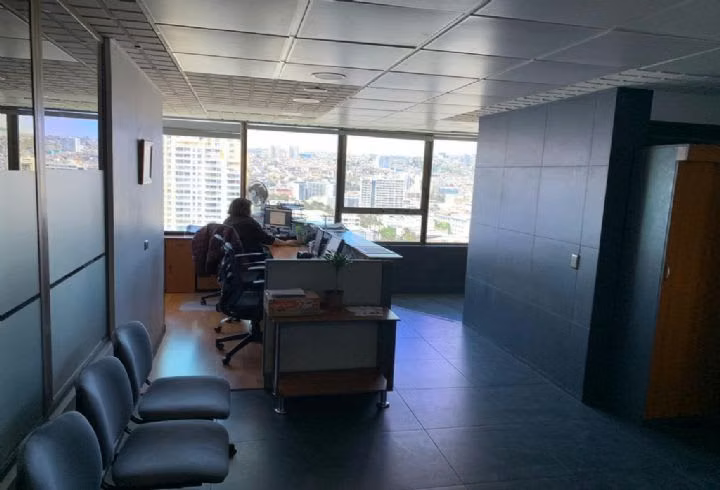 ARRIENDO OFICINA 1050 MT2 2 PISOS PLAN VALPARAISO