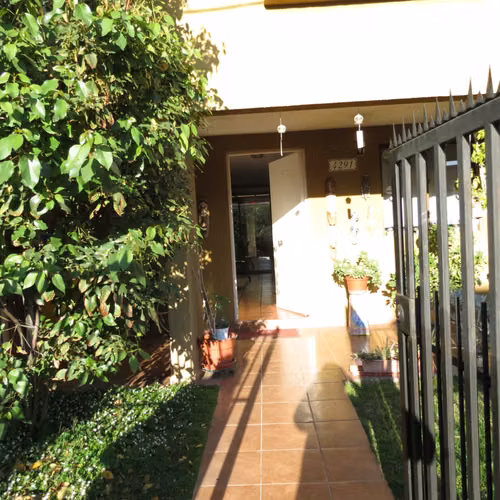 SE VENDE CASA EN BARRIO LAS ROSAS, MAIPU - Imagen 2