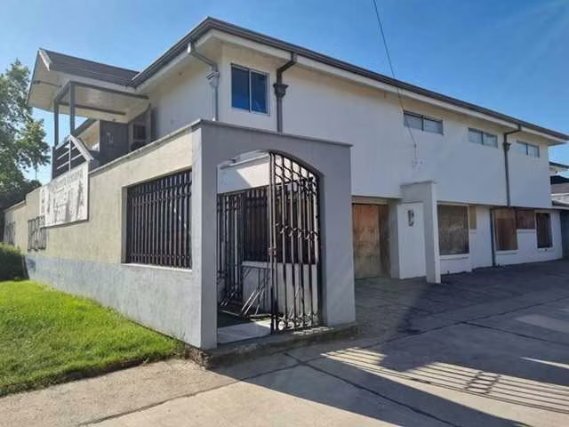 Amplia Casa /Usos: Comercial y Habitacional (64683)