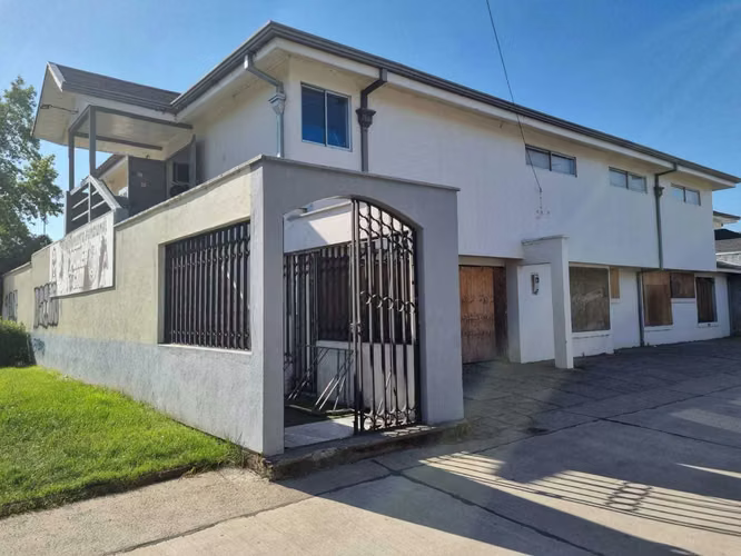 Amplia Casa /Usos: Comercial y Habitacional (64683)