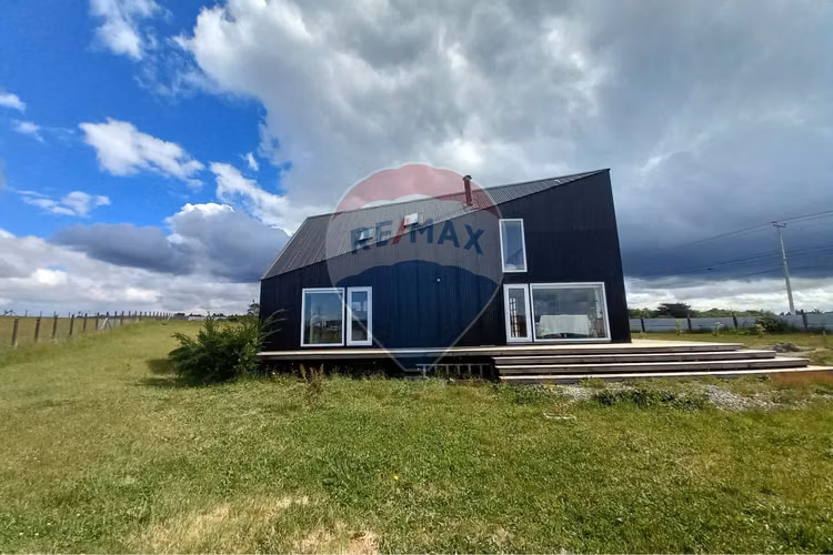 Se vende moderna casa con parcela/ puerto varas