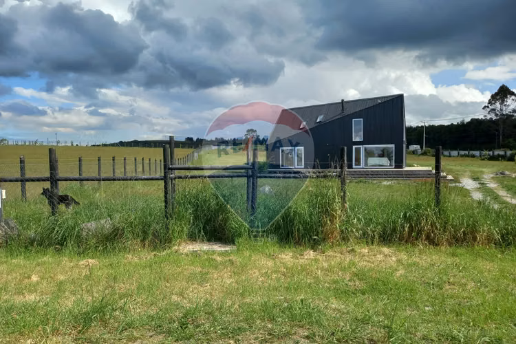 Se vende moderna casa con parcela/ puerto varas
