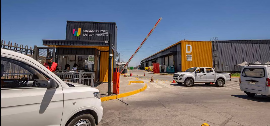 BODEGA 440 M2 CALLE LOS GOBELINOS (66389)