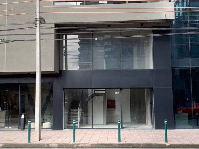 L.Comercial de 145 M2 en Galería Vanguardia (69258)