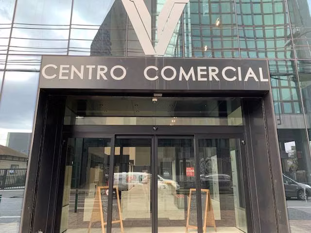 L.Comercial de 145 M2 en Galería Vanguardia (69258)