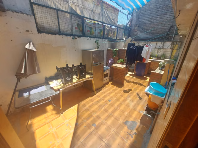 Se vende hermosa casa de 3 pisos 2 baños 6 piezas y terraza superior