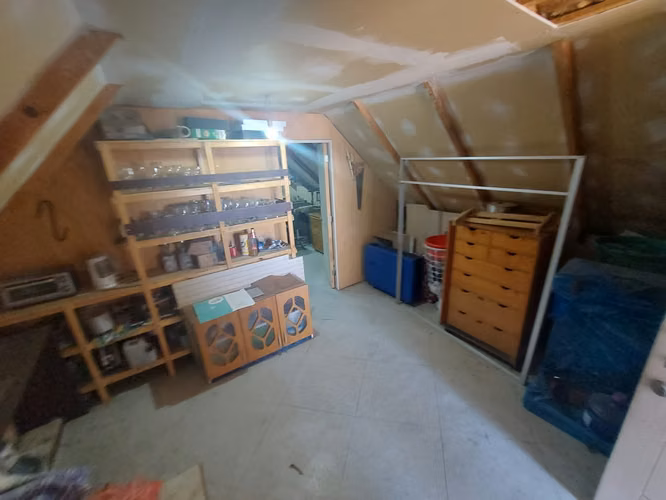 Se vende hermosa casa de 3 pisos 2 baños 6 piezas y terraza superior