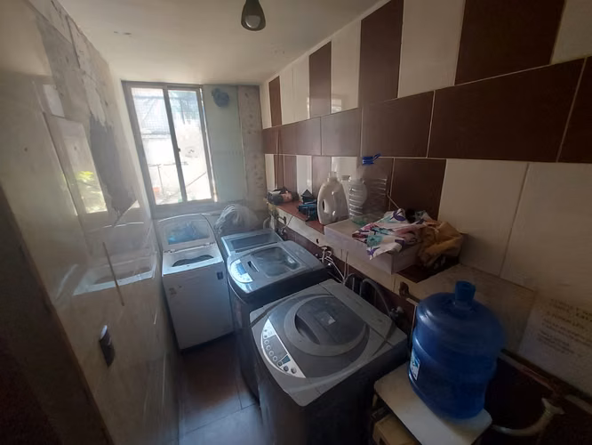 Se vende hermosa casa de 3 pisos 2 baños 6 piezas y terraza superior