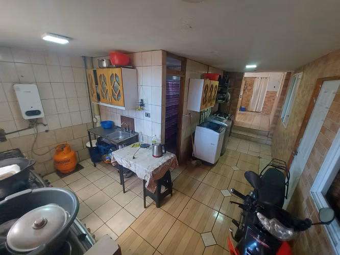 Se vende solida casa de esquina 12 piezas 4 baños