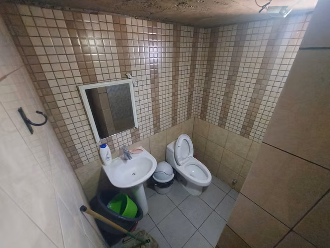 Se vende solida casa de esquina 12 piezas 4 baños