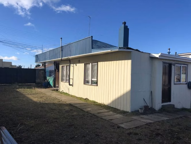 CASA CON AMPLIO TERRENO PARA INVERSIÓN