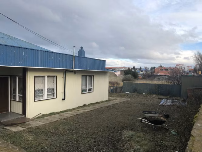 CASA CON AMPLIO TERRENO PARA INVERSIÓN