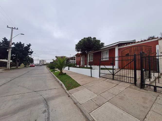 Se vende casa 5D 2B La Serena (71778)