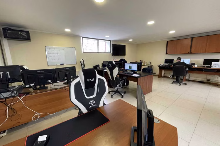 Oficinas con galpones de primer nivel (72596)