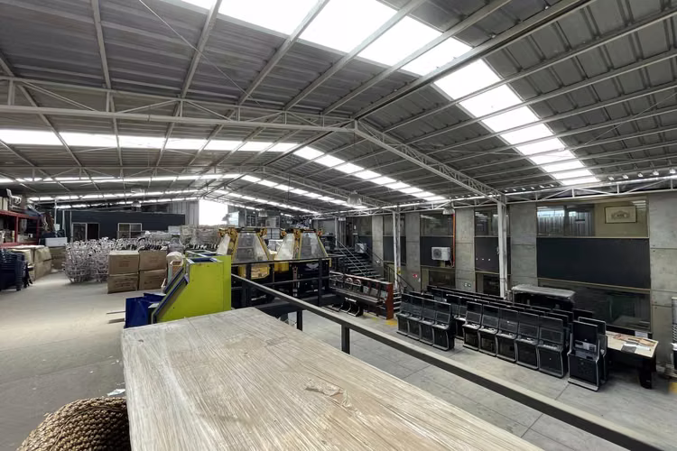 Oficinas con galpones de primer nivel (72596)
