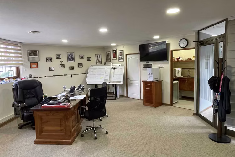 Oficinas con galpones de primer nivel (72596)