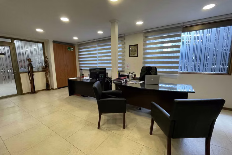 Oficinas con galpones de primer nivel (72596)