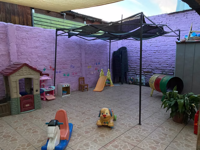 Vendo Casa con JArdin Infantil (74753)