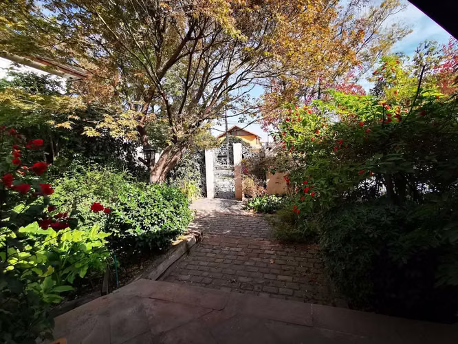 AMPLIA Y LUMINOSA CASA EN VENTA//LAS CONDES (74604)